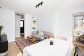 Bright and spacious flat near Victoria Park